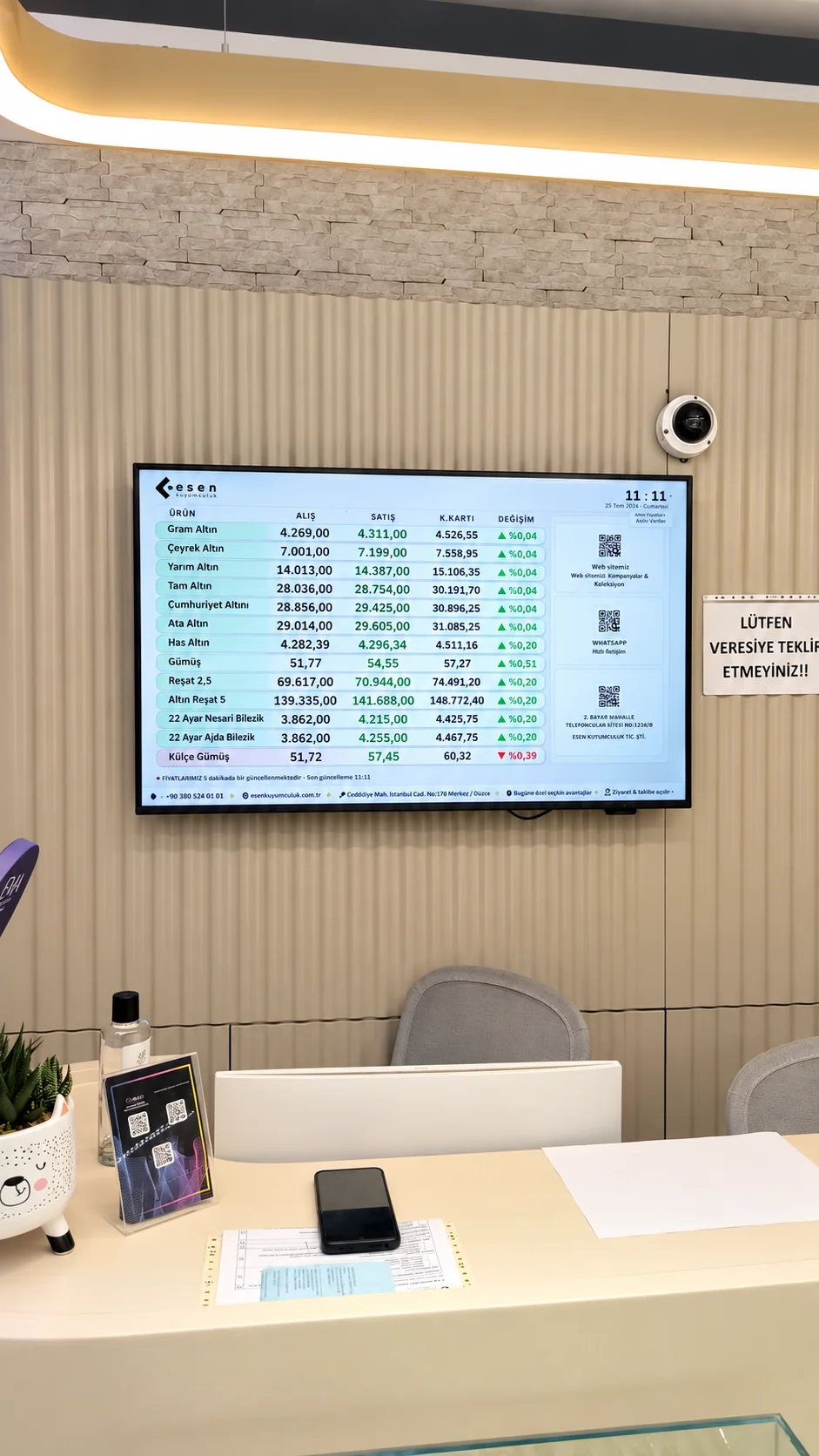 Kuyumcu mağazasında duvara kurulan Esen Kuyumculuk canlı altın ve gümüş fiyat TV ekranı